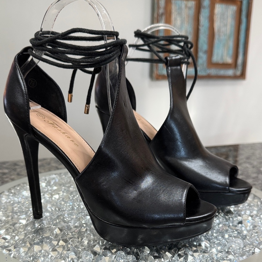 Fashare Black Peep-Toe Heels 7.5